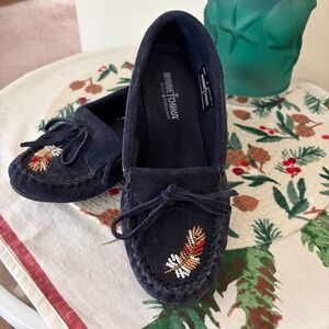Minnetonka size 8 navy blue moccasins